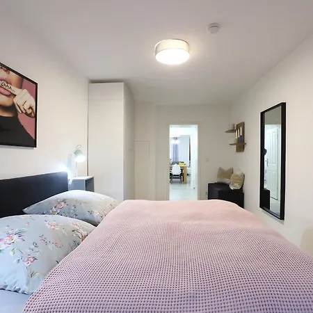 S37 Room22 Bergmannkiez דירה